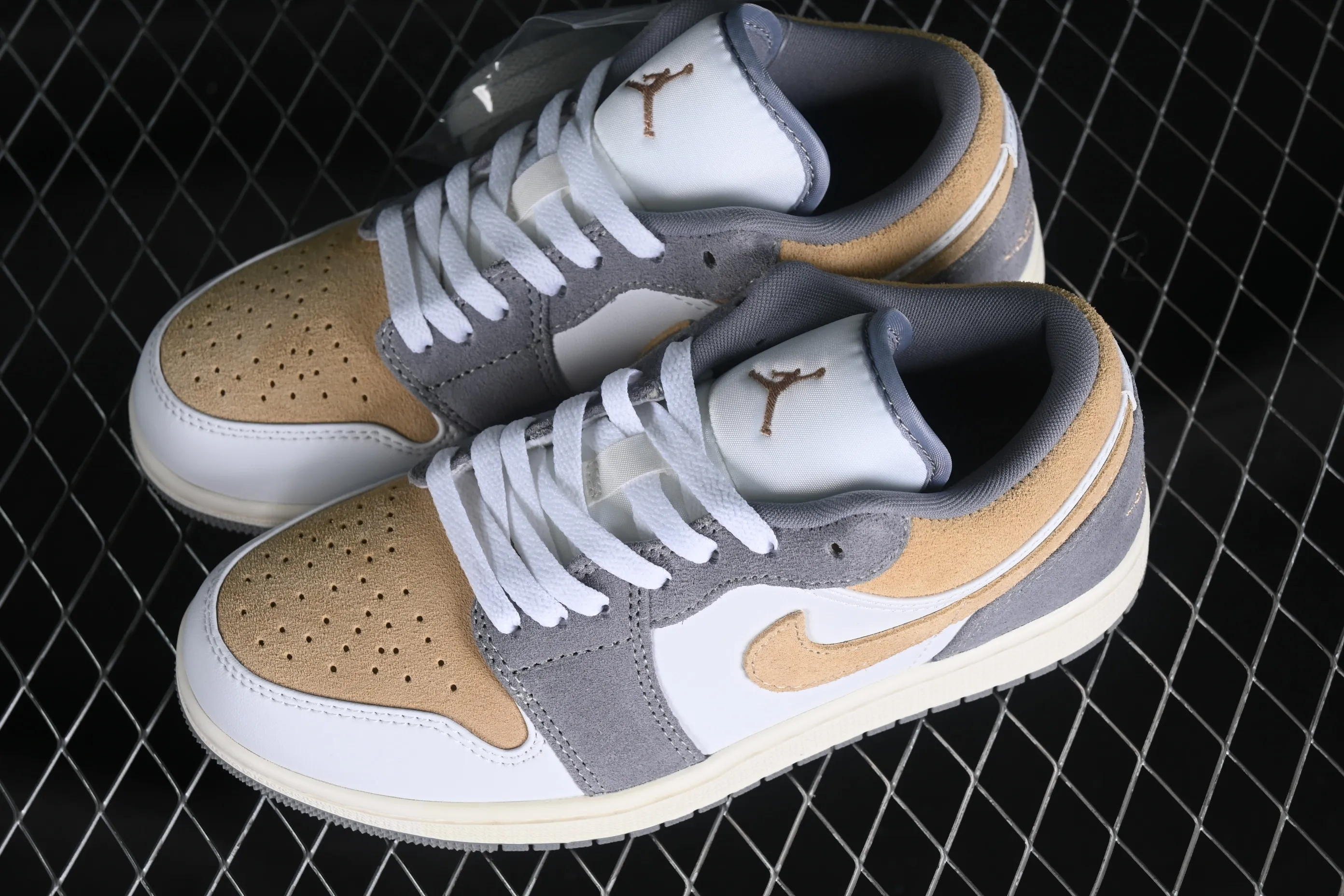 All categories Air Jordan Jordan series basketball shoes Air Jordan 1 Low Z version Air Jordan 1 Low AJ1 Joe 1 gray brown low-top cultural basketball shoes DC0774-189